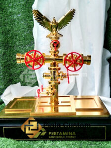 plakat pertamina, souvenir pertamina, plakat bandung, plakat kuningan, plakat kayu, plakat logam, souvenir kuningna, souvenir perusahaan, souvenir pertamina, souvenir corporate, plakat tambang pertamina, plakat logam, plakat pipa pertamina, plakat perusahaan, souvenir perusaahaan, souvenir bumn, plakat minyak, souvenir kilang pertamina