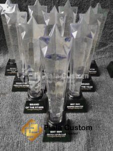 Piala Merangkul Bintang, piala penghargaan bentuk bintang, piala resin elegan, piala bintang custom, piala prestasi unik, desain piala merangkul bintang, piala eksklusif resin bentuk bintang, piala resin custom, custom piala resin, piala resin bandung, custom piala resin bandung, contoh piala resin, desain piala resin, piala bintang, piala bintang bahan resin